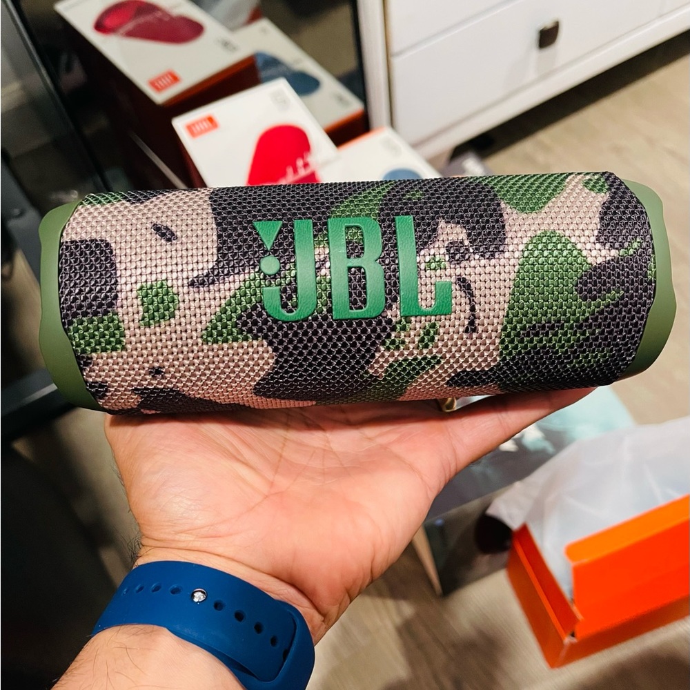 New In box JBL Flip 6 speaker